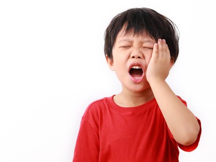 7 Cara Menghilangkan Sakit Gigi Berlubang agar Tidak Kambuh Lagi pada Anak