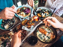 Bukan karena Pesugihan, Ini 5 Alasan Makan di Restoran Lebih Enak