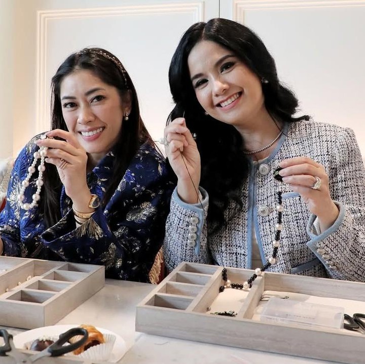 <p>Annisa Pohan dan Aliya Rajasa termasuk Bunda artis yang jadi saudara ipar. Keduanya adalah menantu mantan presiden Susilo Bambang Yudhoyono (SBY). Annisa dan Aliya pun sering berbagi momen kedekatan mereka di media sosial. Bahkan, keduanya juga sering menjadi narasumber di acara yang sama, lho. (Foto: Instagram@annisayudhoyono)</p>