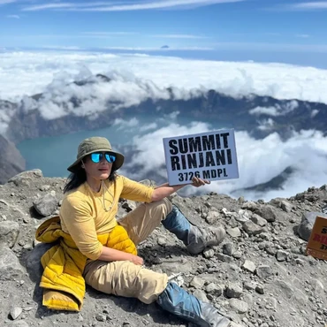 Cerita Atiek CB Taklukkan Gunung Rinjani di Usia 62 Tahun