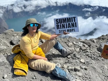Cerita Atiek CB Taklukkan Gunung Rinjani di Usia 62 Tahun