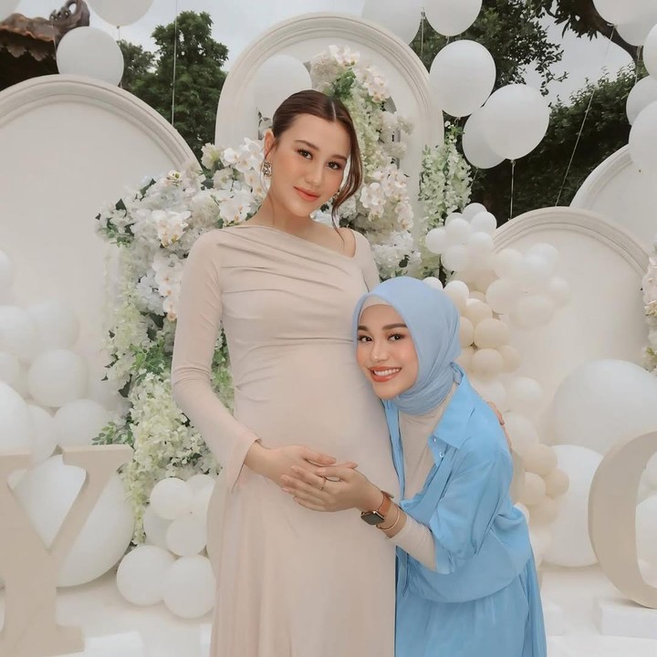<p>Pertemanan Aurel Hermansyah dan Aaliyah Massaid telah berlangsung cukup lama, yakni sejak keduanya masih kecil. Namun, kini mereka menjadi saudara ipar setelah Aaliyah resmi menikah dengan Thariq Halilintar, adik ipar Aurel.&nbsp;(Foto: Instagram@aurelie.hermansyah)</p>