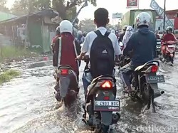 Tak Ada Hujan, Jalan di Ciampel Brebes Tergenang Banjir