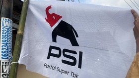 Bendera Gajah Merah Hitam Tulisan PSI Beredar di Solo, Logo Baru?