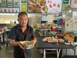 Bicaranya Terlalu Keras, Pegawai Kedai Kopi Ini Dapat Ulasan Buruk
