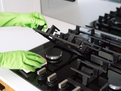 Nggak Perlu Cairan Mahal, Kompor Kotor Bisa Kinclong Lagi Cuma Pakai Ini!