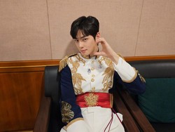 Cha Eun Woo Jadi Pangeran Tampan, Pamit dengan Fans Jelang Wamil Bulan Ini