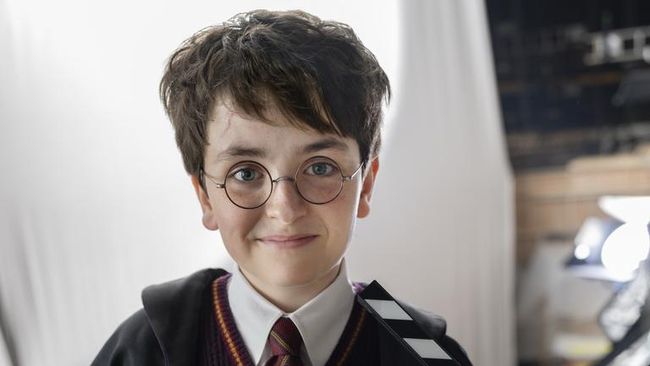 Serial Harry Potter memamerkan first look Dominic McLaughlin sebagai Harry Potter, sekaligus tanda musim pertama mulai produksi.