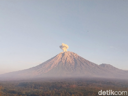 Gunung Semeru Erupsi Semburkan Abu Vulkanik 1,2 Km