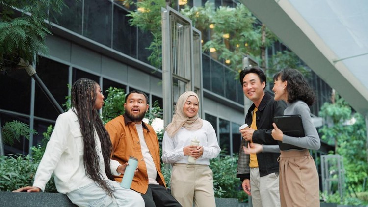 Ilustrasi perusahaan green flag Asian business team taking a break and relaxing at green office
