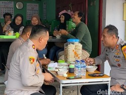 Kapolres Blitar Kota Diskusi Bareng Wartawan Sambil Makan Soto