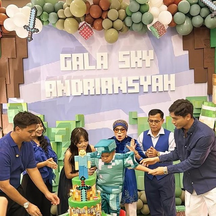 <p>Acara ulang tahun ini tidak hanya dihadiri oleh keluarga besar, tapi juga ramai oleh kehadiran teman-teman sebayanya. Suasana pun semakin seru saat Gala meniup lilin dengan ekspresi super <em>excited</em>. Ini menjadi salah satu momen yang paling hangat ya, Bunda! (Foto: Instagram @fuji_an)</p>