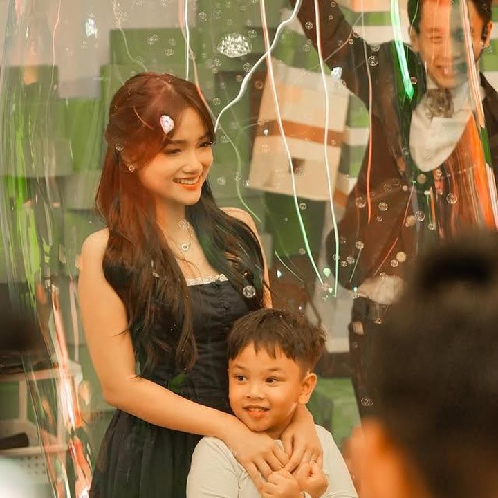 <p>Tak terasa waktu berlalu begitu cepat ya, Bunda. Di usianya yang kelima, Gala menggelar pesta ulang tahun yang meriah. Acara ini mengusung tema <em>Minecraft</em>, salah satu game favorit anak-anak. Tak mau kalah seru, Gala pun tampil dengan <em>cosplay</em> karakter dari <em>game</em> tersebut. Menggemaskan sekali, ya! (Foto: Instagram @fuji_an)</p>