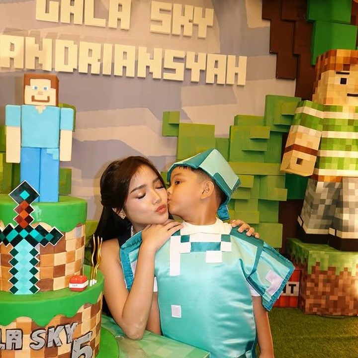 <p>Momen istimewa ini pun diabadikan oleh sang tante, Fuji, yang membagikan potret keseruan di akun media sosialnya. "Selamat ulang tahun @galaasky aku sayang kamu," tulis Fuji lewat unggahan Instagramnya, Senin (14/07/2025). (Foto: Instagram @fuji_an)</p>