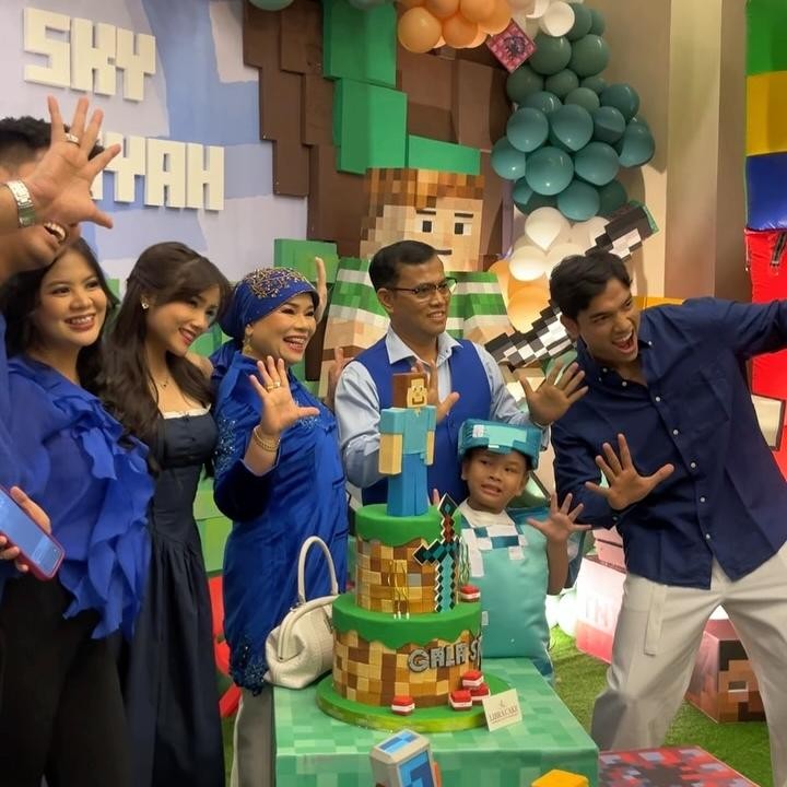 <p>Kebersamaan keluarga benar-benar terasa di dalam momen ini dan menyentuh hati banyak orang. Warganet pun turut berkomentar dan membanjiri unggahan dengan doa. "Happy bday Galaa.. Ayah Bunda pasti senyum bahagia dr surga," tulis akun <em>Instagram@eghalisa</em>. (Foto: Instagram @galaasky)</p>