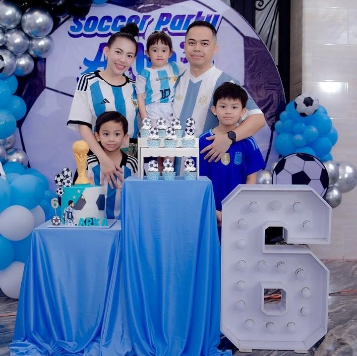 <p>Namun, ia kerap mengabadikan berbagai momen berharga bersama suami dan anak-anaknya di media sosial. Seperti foto berikut ketika merayakan ulang tahun putranya yang bernama Arka Benedict Karang.&nbsp;(Foto: Instagram@itskeziakaramoy)</p>