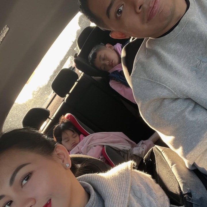 <p>Momen itu diketahui langsung melalui beberapa foto yang diunggah Kezia di akun Instagram pribadinya. &ldquo;Libur telah tiba. Tuhan tuh keren banget..Sebelum sibuk melayani dikasih liburan dulu yang super dadakan,&rdquo; tulisnya, dikutip dari laman Instagram <em>@itskeziakaramoy,</em> Selasa (15/7/2025).&nbsp;(Foto: Instagram@itskeziakaramoy)</p>