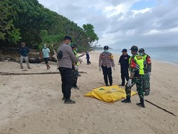 Jenazah ke-19 Diduga Korban KMP Tunu Jaya Ditemukan di Pantai Plengkung
