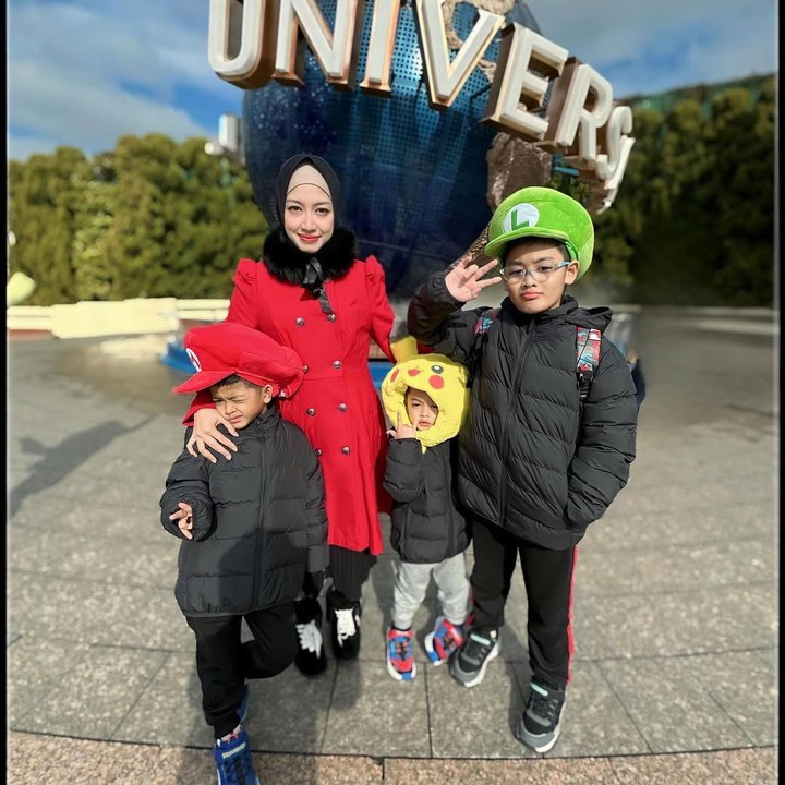 <p>Bunda masih ingat dengan mantan penyanyi cilik yang satu ini? Pemilik nama Pramaisshela Arinda Daryono Putri alias Maissy mengawali kariernya di dunia hiburan pada era 90-an sebagai pembawa acara dan musisi. (Foto: Instagram@pramasshelarinda.md)</p>
