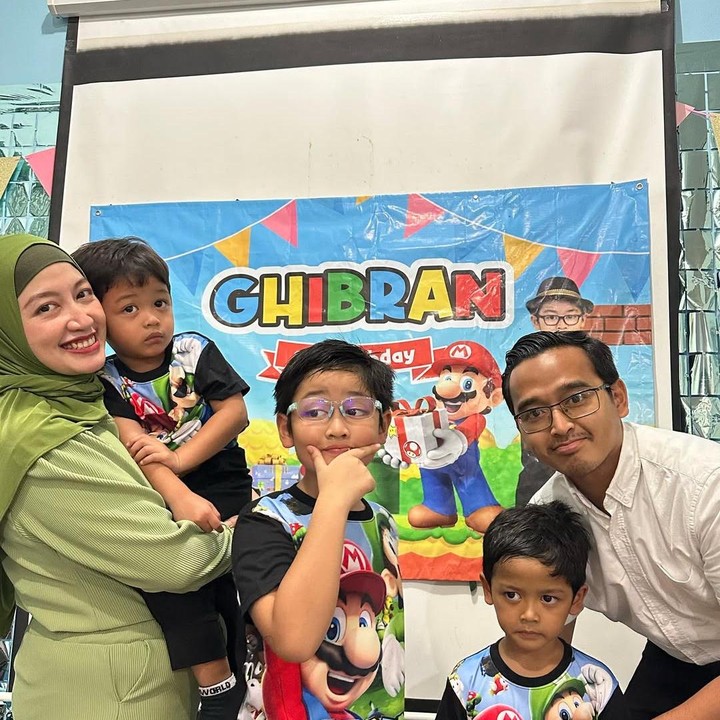 <p>Setahun setelah lulus dari Fakultas Kedokteran UI, Maissy menikah dengan teman kuliahnya bernama Riky Febriansyah Saleh pada 31 Januari 2014. Pernikahan mereka pun langgeng dan jauh dari gosip rumah tangga. Bahkan, kini keduanya telah dikaruniai tiga anak.&nbsp;(Foto: Instagram@pramasshelarinda.md)</p>