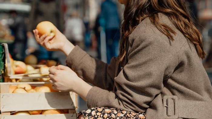 Membeli Bahan Makanan di Pasar Lokal. Foto: pexels.com/Kate Holovacheva