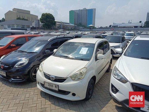 Mobil bekas terparkir di fasilitas lelang milik Balai Lelang Serasi (IBID) di Jakarta, Selasa (15/7/2025).