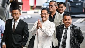 FOTO: Nadiem Hanya Salam Menelungkupkan Tangan Saat Tiba di Kejagung