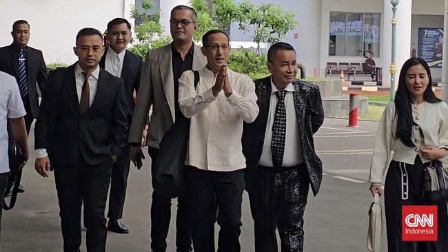 Didampingi Hotman, Nadiem Tiba di Kejagung untuk Diperiksa soal Laptop Kejaksaan Agung memeriksa Nadiem Makarim terkait dugaan korupsi pengadaan laptop pendidikan. Ini adalah pemeriksaan kedua setelah penundaan sebelumnya.
