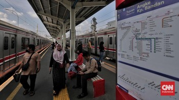 FOTO: Padat Penumpang Stasiun Duri Memantik Usul Revitalisasi