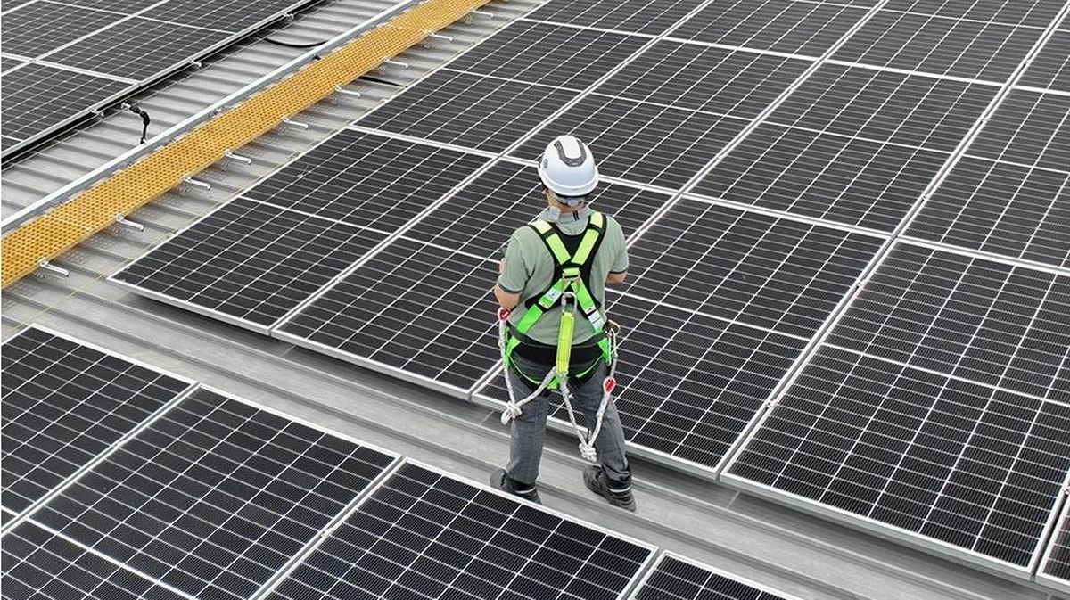 Satu dari Empat Liter Cat Mowilex Kini Diproduksi Energi Surya