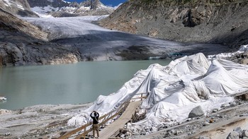 FOTO: Gletser Pegunungan Es Swiss Mencair di Titik Kritis