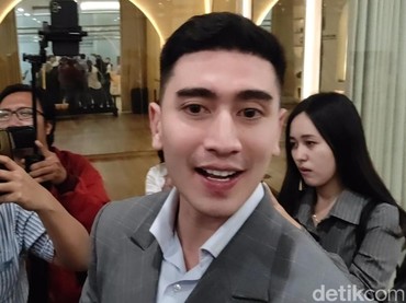 img-title Verrell Bramasta Datang ke Ultah Gala Keponakan Fuji: Yang Penting Udah Ketemu...