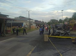 Pikap Muat Solar di Mateng Tabrak Mobil Boks Parkir Picu Ledakan-Kebakaran