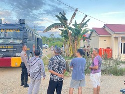 Warga di Rokan Hulu Dilanda Kekeringan, Polisi Salurkan Air Bersih