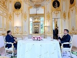 Momen Hangat Private Dinner Prabowo dan Macron di Istana Elysee Paris