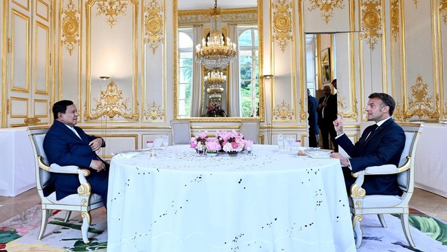 Presiden Prabowo Subianto dan Presiden Prancis Emmanuel Macron membahas solusi dua negara konflik Israel-Palestina saat jamuan makan malam di Istana Elysee.
