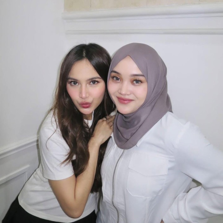 <p>Setelah menikah dengan Rizky Febian, kini Mahalini resmi menjadi kakak ipar Putri Delina. Kedua penyanyi dengan suara merdu ini pun seringkali terlihat membagikan momen bersama, seperti foto berikut ketika Putri memberikan kejutan untuk sang kakak ipar.&nbsp;&nbsp;(Foto: Instagram@putridelinaa)</p>