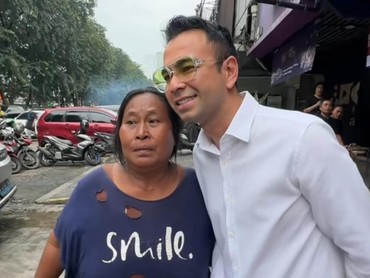 img-title Protes Disebut Dibantu Raffi Ahmad, Ibu Penjual Kacang di Kelapa Gading Klarifikasi