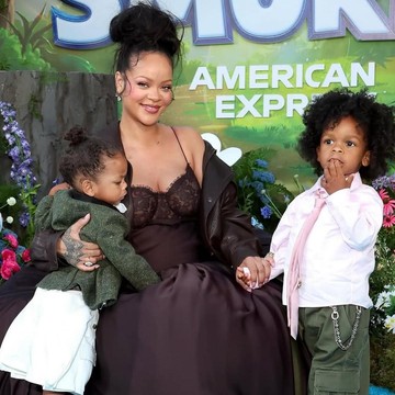 Kejutan di Premier Smurfs! Rihanna Ajak Kedua Anak Tampil Stylish di Karpet Biru