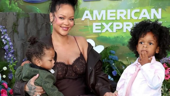 Kejutan di Premier Smurfs! Rihanna Ajak Kedua Anak Tampil Stylish di Karpet Biru