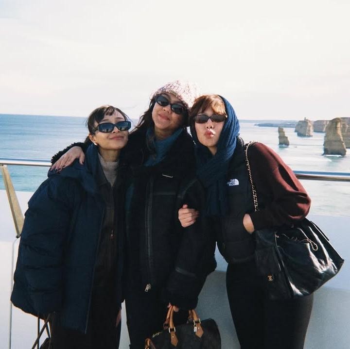 <p>Artis Sissy Priscillia dan Vanesha Prescilla juga sering membagikan momen bersama saudara iparnya, yakni penyanyi Rini Wulandari. Bahkan, mereka juga sering menghabiskan waktu untuk liburan bersama ke luar negeri, lho. Ketiga sering membagikan momen kompak bersama-sama di media sosial. (Foto: Instagram@sysiio)</p>