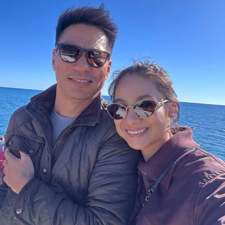 <p>Rini Yulianti dan keluarga juga belum lama ini pindah ke Sydney, Australia. Keputusan ini diduga berkaitan dengan pekerjaan sang suami, Michael Andrew Ha. Belum lama ini, ia mengabadikan momen saat meninggalkan Tanah Air bersama suami dan putranya. “Jakarta, ini bukan perpisahan selamanya, tapi waktunya pergi. Hari ini kami meninggalkan kota yang membesarkan kami. Suara, kekacauan, kehangatan…semua kami bawa di hati. <em>Bismillah</em> untuk awal yang baru,” tulis Rini, dikutip dari laman Instagram <em>@riniyulianti, </em>Selasa (15/7/2025). (Foto: Instagram@riniyulianti)</p>
