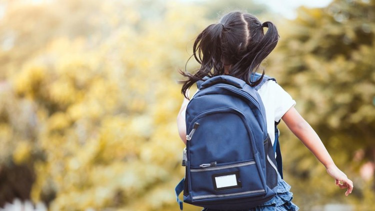 Sampai Kapan Anak Perlu Diantar ke Sekolah? Sampai Kapan Anak Perlu Diantar ke Sekolah?