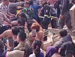 Video: Seorang Pekerja Tewas Tertimpa Material Cor di Kuningan