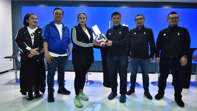 Adidas Jadi Bola Resmi Super League dan Championship Indonesia I League selaku operator kompetisi Super League dan Championship 2025/2026 resmi menunjuk Adidas sebagai penyedia bola resmi dan perlengkapan wasit.