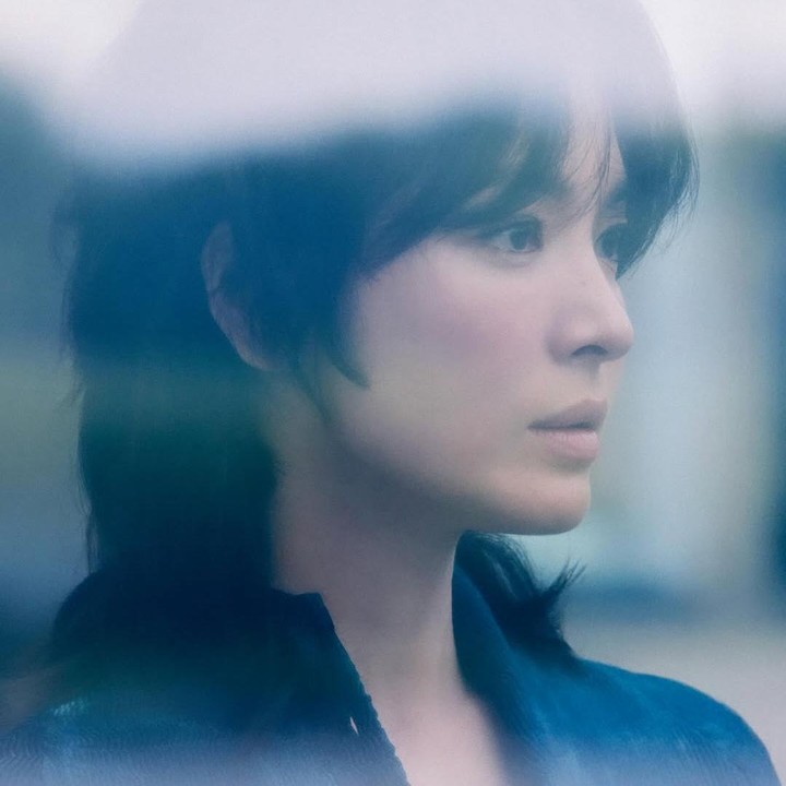 <p>Kabar tersebut diketahui langsung melalui <em>postingan</em> terbaru Song Hye Kyo di akun Instagram pribadinya. Ia tampil berbeda dengan gaya rambut <em>wolf cut, </em>yang membuat para penggemar terpukau. (Foto: Instagram@kyo1122)</p>