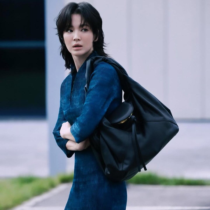 <p>Dilansir dari laman<em> Koreaboo,</em> penampilan terbarunya ini bersamaan dengan promosi iklan salah satu <em>brand </em>ternama dunia, yakni Fendi. Pada <em>postingan</em> tersebut, perempuan 43 tahun ini juga mencantumkan Instagram <em>brand</em> tersebut. (Foto: Instagram@kyo1122)</p>