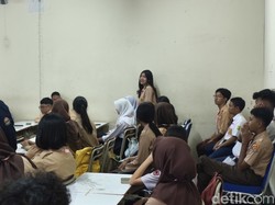 SMAN 1 Bandung Tak Lagi Kekurangan Meja dan Kursi