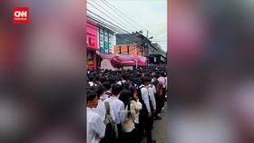 VIDEO: Ribuan Pelamar Serbu Toko Bayi di Cianjur, Perebutkan 50 Posisi