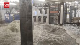 VIDEO: Detik-detik Genangan Banjir Masuk Kereta Bawah Tanah New York